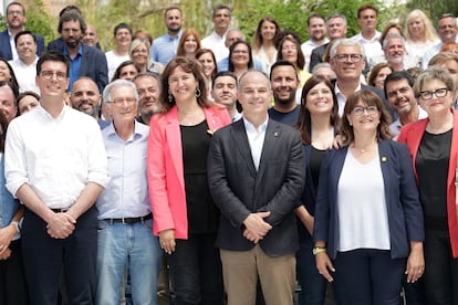 El alcaldable por Barcelona, Xavier Trias (i), junto a la presidenta de Junts, Laura Borràs (c) y el secretario general, Jordi Turull (d), en un acto en Barcelona, el pasado fin de semana.