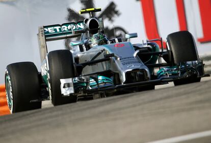 El piloto alemán Nico Rosberg conduce su coche durante la tercera sesión de entrenamientos de la Fórmula 1 del Gran Premio de Bahrein.