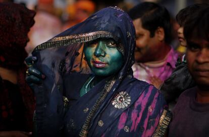 Una mujer hind&uacute; participa en el festival popular de primavera Lathmar Holi en Nandgaon, a unos 100 kil&oacute;metros de Nueva Delhi (India). Lo que caracteriza al Lathmar Holi es la atm&oacute;sfera estampada en miles de colores como resultado de las batallas de agua y polvos coloreados que unos lanzan a otros.