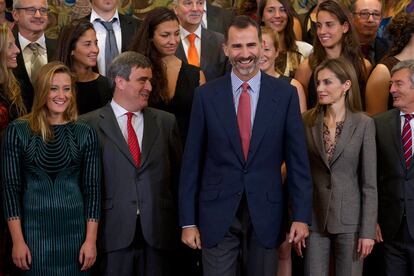 Mireia Belmonte posa junto a otros miembros de la Federación con los Reyes Felipe y Letizia.