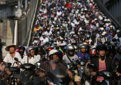 Milers de motoristes s'esperen en un semfor a la ciutat de Taipei (Taiwan).