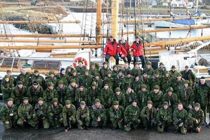 El grupo del CSC, antes de someterse a las 48 horas de supervivencia en plan ejército.