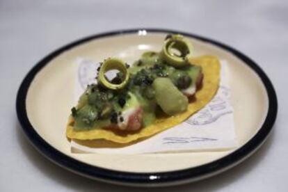 Tostada de pulpo con salsa verde.