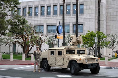 Un guardia nacional vigila afuera del Edificio Federal Ronald Reagan, este martes en Santa Ana, California.