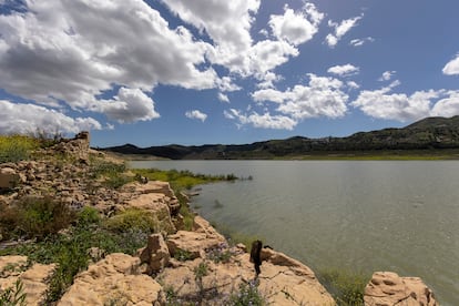 Embalse de La Viñuela, tras las lluvias de los últimos días, en la comarca de la Axarquía (Málaga), este lunes.
