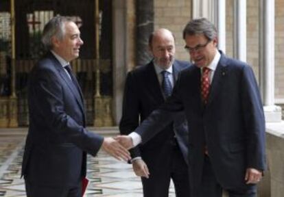 El presidente de la Generalitat, Artur Mas, el pasado viernes con el líder del PSOE, Alfredo Pérez Rubalcaba, y el del PSC, Pere Navarro.
