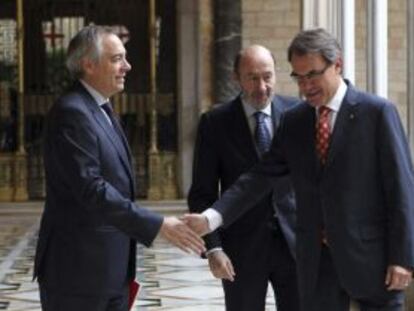 El presidente de la Generalitat, Artur Mas, el pasado viernes con el l&iacute;der del PSOE, Alfredo P&eacute;rez Rubalcaba, y el del PSC, Pere Navarro.