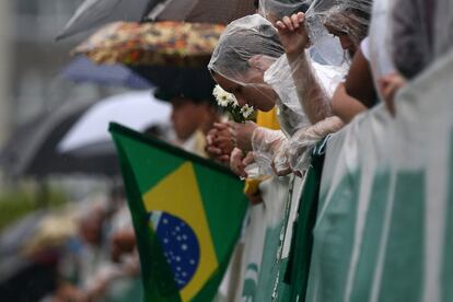 Moradores de Chapecó e torcedores do time da Chapecoense esperam na Arena Condá o velório coletivo das vítimas.