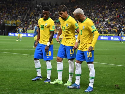 Vinicius, Lucas Paquetá y Neymar celebran este jueves el gol del triunfo contra Colombia.