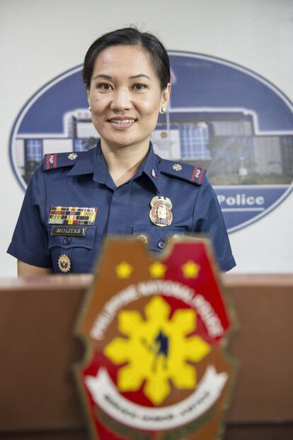 Kimberly Molitas, portavoz de la Policía Nacional de Filipinas, posa en el cuartel general del Cuerpo. Ella misma trabajó infiltrada en las redes de narcotráfico durante cinco años y apoya la mano dura contra traficantes y drogadictos.