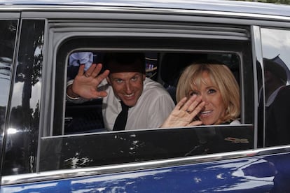 Emmanuel Macron con su mujer Brigitte Macron saludando desde el coche en París en 2018.