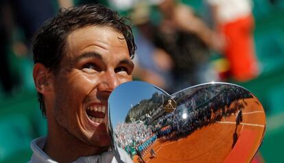 Nadal exhibe el trofeo de campeón, este domingo en Montecarlo.