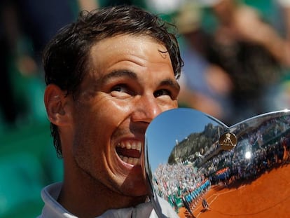 Nadal exhibe el trofeo de campeón, este domingo en Montecarlo.