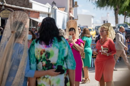 Varias vecinas de Cantillana posan para una foto en la calle.
