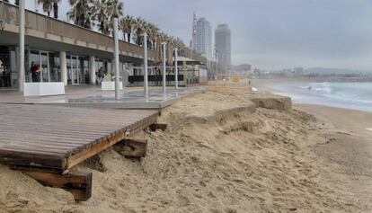 La playa de la Barceloneta ha perdido toneladas de arena