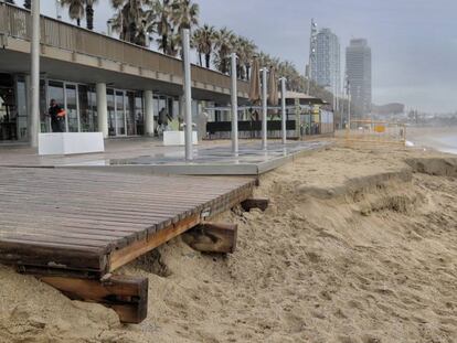 La playa de la Barceloneta ha perdido toneladas de arena
