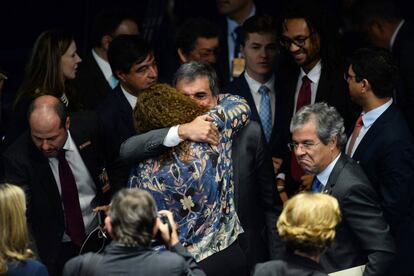 José Eduardo Cardozo é abordado por senadores após apresentar a defesa de Dilma.