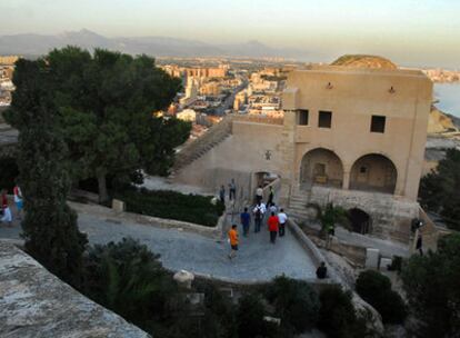 Panorámica de la ciudad de Alicante, con el castillo de Santa Bárbara en primer término.