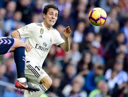 El defensa del Real Madrid Álvaro Odriozola sigue la trayectoria de la pelota.
