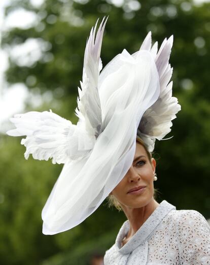 Belinda Strudwick, una de las más fieles a la cita en el hipódromo, posa para las cámaras en Ascot con un sombrero que simboliza una paloma blanca.