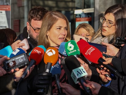 Sylvia Córdoba, la abogada de los dos presuntos ladrones de 45 botellas de vino en el restaurante Atrio, a la salida de la Audiencia Provincial de Cáceres el pasado miércoles.