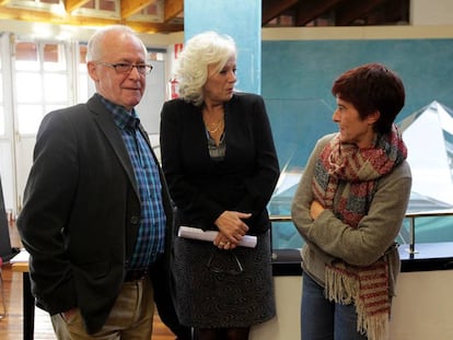 Rosa Rodero (en el centro) y Carmen Galdeano, junto a Joseba Azkarraga, portavoz de Sare.