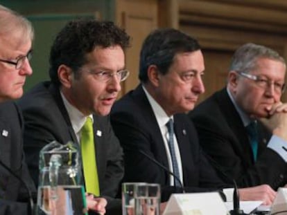 De izquierda a derecha, el comisario europeo de Economía, Olli Rehn; el presidente del Eurogrupo, Jeroen Dijsselbloem; el presidente del BCE, Mario Draghi; y el director gerente del MEDE, Klaus Regling, tras la reunión del Eurogrupo.