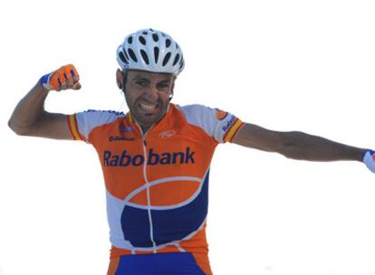 El gesto de alegría de Juanma Gárate al conseguir la victoria en la cima del Mont Ventoux.