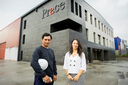 El peruano José Armando Gálvez y la responsable de Talento de Prace, Beatriz Fernández, este viernes en las instalaciones de la constructora en Narón.