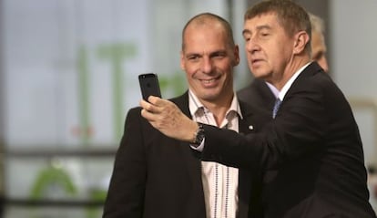 El ministre de Finances txec, Andrej Babis (dreta), es fa un 'selfie' amb el seu homòleg grec, Iannis Varufakis, el 25 d'abril a Riga.