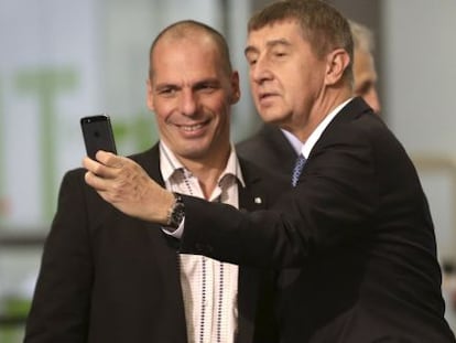 El ministre de Finances txec, Andrej Babis (dreta), es fa un 'selfie' amb el seu homòleg grec, Iannis Varufakis, el 25 d'abril a Riga.