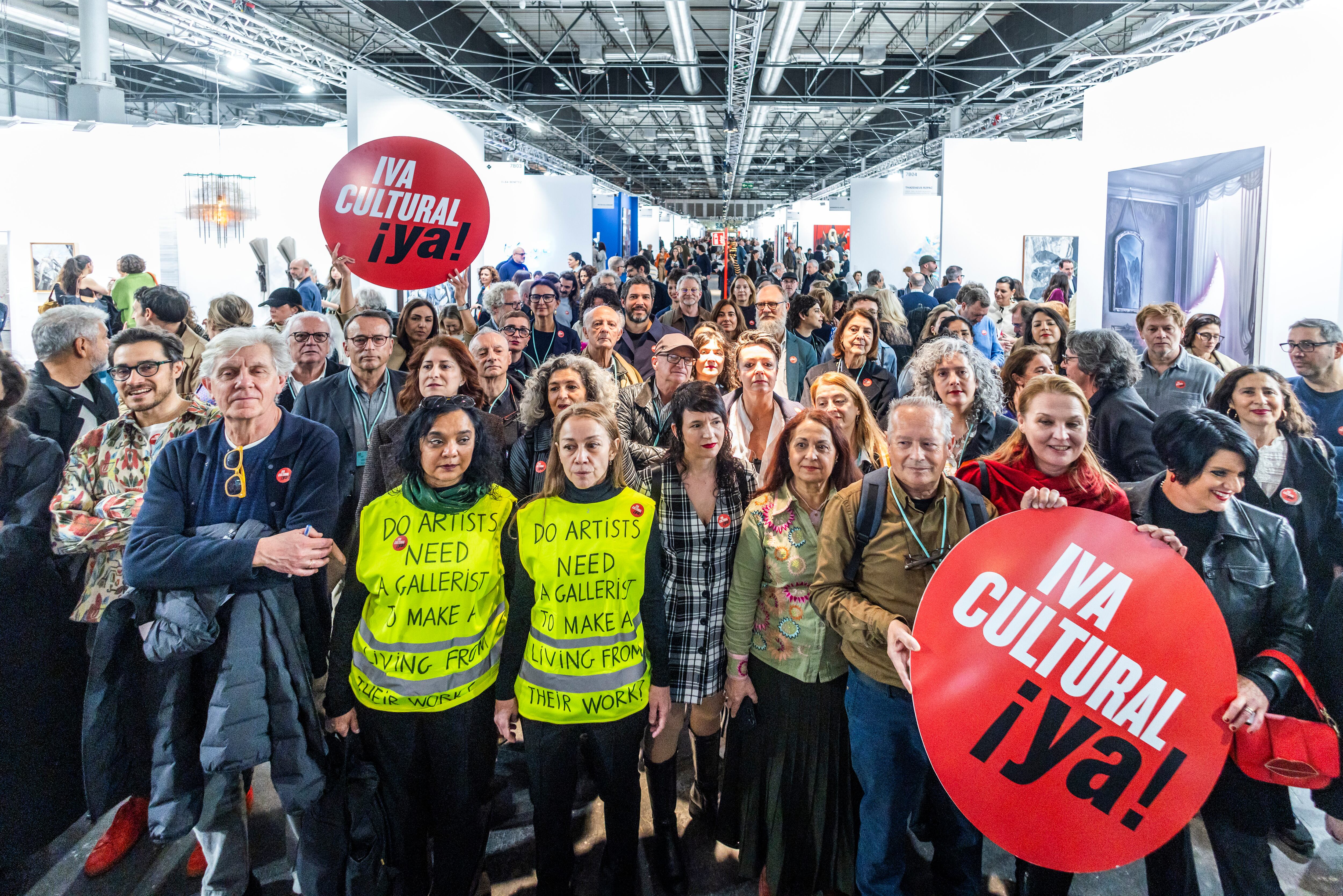 Protesta por el IVA Cultural en el pabellón 7 de ARCO, en Madrid. 