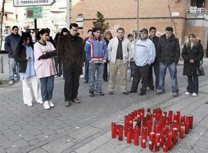 Los familiares y amigos del joven Víctor Macgregor, durante la concentración celebrada hoy en el lugar donde murió para reclamar la ayuda de las autoridades.