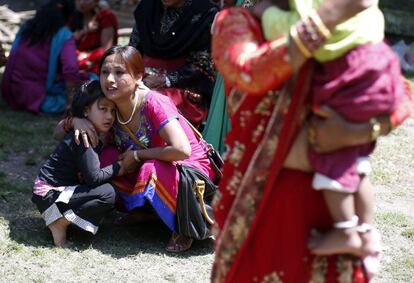 Una dona abraça una nena en un carrer de Katmandú (Nepal) després del terratrèmol, el 12 de maig del 2015.