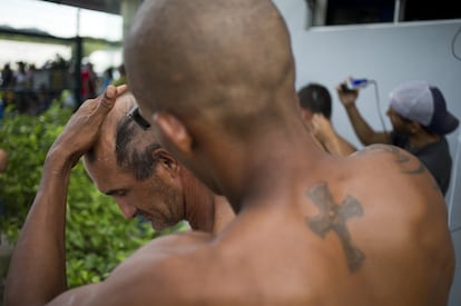 Inmigrantes cubanos han establecido una peluquería improvisada en el exterior de la oficina de inmigración, en la frontera entre Costa Rica y Nicaragua.