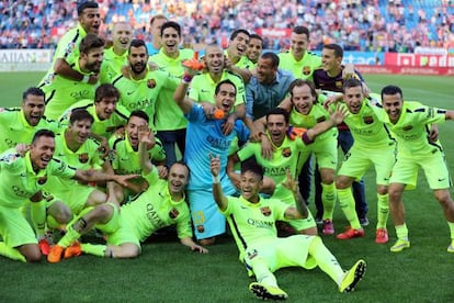 Els jugadors del Barça celebren el títol de Lliga.