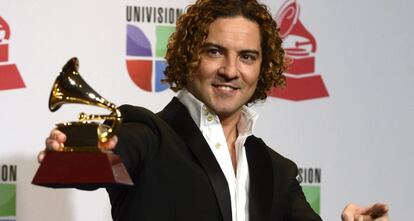 El cantante posa con su galardón.