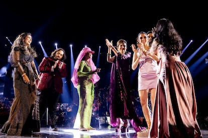 A la izquierda de la imagen, Radhika Merchant y Anant Ambani en el escenario con Rihanna (vestida de verde), junto a más invitados, durante las celebraciones de su preboda.