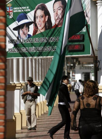 Un panel ante el Consejo Municipal de Santa Cruz muestra el número de habitantes censados en la ciudad en mayo de 2008