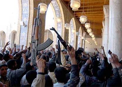 Seguidores de Múqtada al Sáder dan gritos de apoyo a su líder en la mezquita de Kufa, cerca de Nayaf.