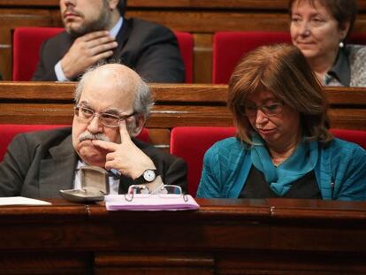 Andreu Mas-Colell, conseller d'Economia, i Irene Rigau, consellera d'Ensenyament, al Parlament.