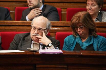 Andreu Mas-Colell, consejero de Econom&iacute;a, e Irene Rigau, consejera de Educaci&oacute;n, en el Parlament.