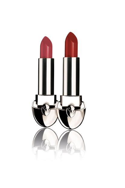 El lujoso Rouge G de Guerlain es uno de los labiales más cotizados. No solo por su estuche joya sino por su alta duración y textura rica y cremosa. Aquí tenemos su edición limitada de Navidad que cuesta 41 euros.