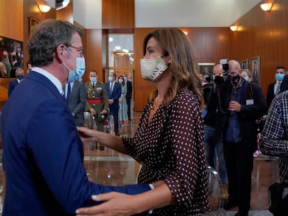 Eva Cárdenas saluda a su pareja, Alberto Núñez Feijóo, en la toma de posesión como presidente de la Xunta de Galicia el pasado septiembre