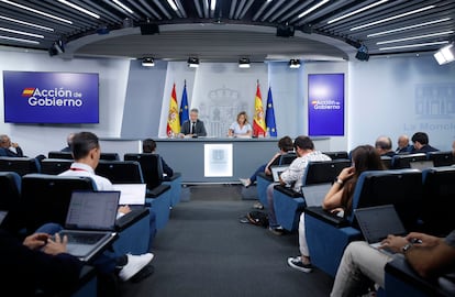 La portavoz y ministra de Educación, Formación Profesional y Deportes, Pilar Alegría, y el ministro de Interior, Fernando Grande-Marlaska, a su llegada a la rueda de prensa posterior a la reunión del Consejo de Ministros, este martes.