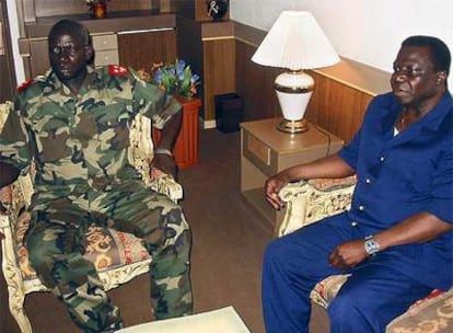 Nino Vieira (derecha), presidente de Guinea-Bissau, con el jefe del Ejército de su país, el general Tagmé na Waié. Ambos han sido asesinados. Foto: Efe