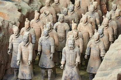 De la misma forma, hay que hacer una mención muy especial a la aportación del emperador Qin Shi Huang (260 a. C.-210 a. C.), quien mandó construir el ejército de los Guerreros de Terracota para que se encargasen de su protección en el viaje al más allá. Se aseguró de incluir mecanismos automáticos (como el disparo de ballestas) contra todo aquel que se atreviera a profanar su tránsito en el viaje hacia el más allá.