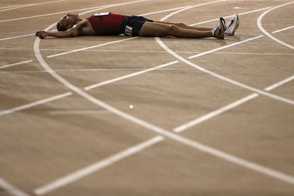 El atleta Chris Derrick descansa en el tartán después de terminar la final de los 10.000 metros masculinos de los Campeonatos de Estados Unidos, celebrados en Sacramento (California).