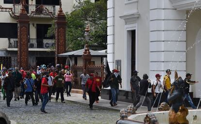 Un grupo de simpatizantes del Gobierno venezolano irrumpe por la fuerza en la Asamblea Nacional.