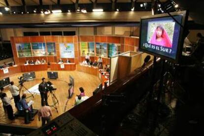 Estudio central de la nueva cadena Telesur el domingo pasado, durante la emisión inaugural.